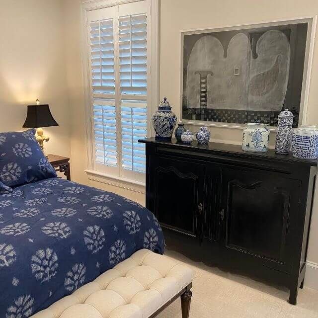 organized decor in bedroom 